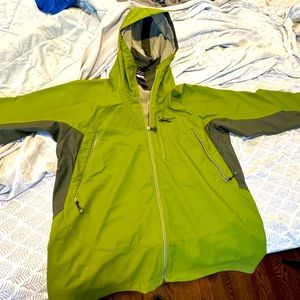 Men Patagonia rain jacket large in amazing condition and barely worn